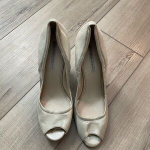 Women’s Vera Wang lavender Y2K gold wedge peep toes size 9.5